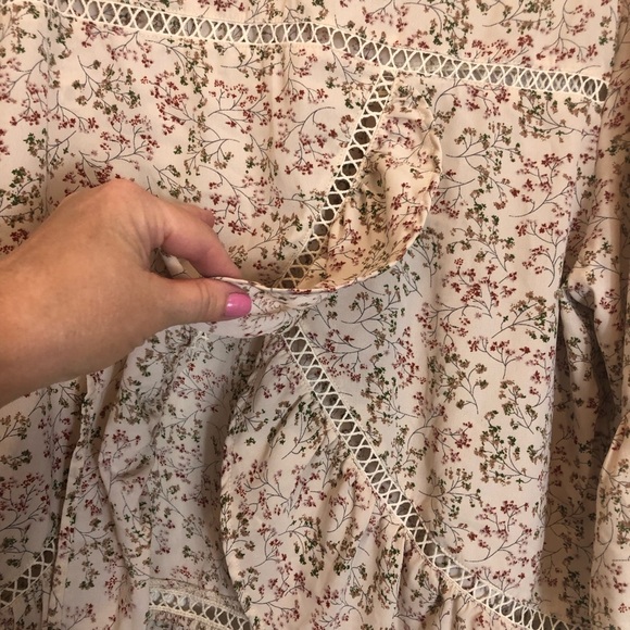 Umgee Floral Print Blouse with Beautiful Lace and Back Detail Size Small - Picture 7 of 7